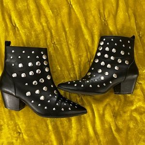 Qupid women’s size 7.5-8 black with studs
